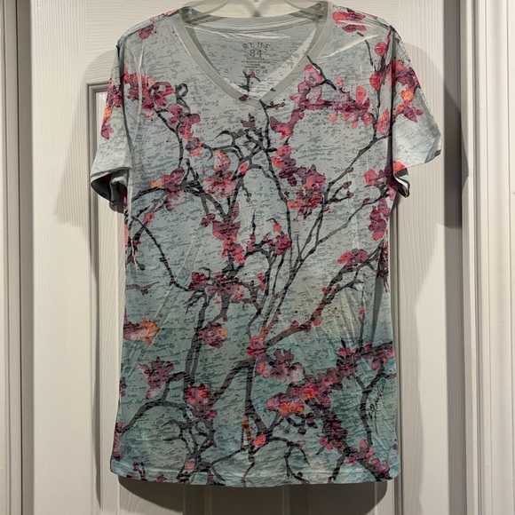 Blue 84 Pink and gray Floral V-Neck Tee M like new - Picture 3 of 5